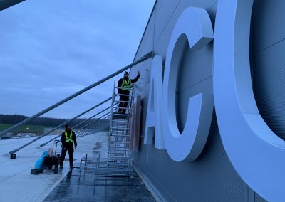 475-Fassadenbeschriftung-Industriehalle-Leuchtbuchstaben-extra-gross-Montageteam-wegaswerbung