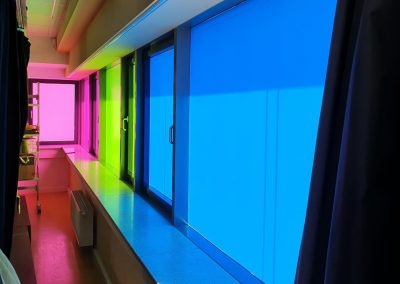 480-farbiger-Sichtschutz-bunte-Fensterscheiben-leuchtend