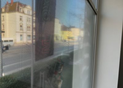 712-Schaufenster-window-graphics-Fensterlochfolie-Klebeseite