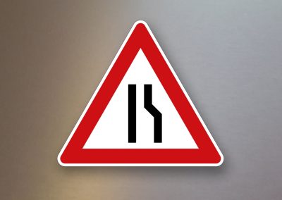 Verkehrsschild-Verkehrszeichen-Gefahrenzeichen-Einseitig-verengte-Fahrbahn-Verengung-rechts-121-10