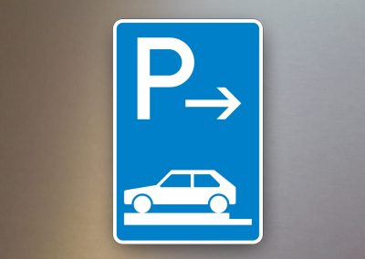 Verkehrsschilder-Parkplatzschilder-Parken-auf-Gehwegen-ganz-quer-zur-Fahrtrichtung-links-Anfang-315-81