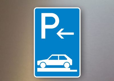Verkehrsschilder-Parkplatzschilder-Parken-auf-Gehwegen-ganz-quer-zur-Fahrtrichtung-links-Ende-315-82