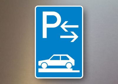 Verkehrsschilder-Parkplatzschilder-Parken-auf-Gehwegen-ganz-quer-zur-Fahrtrichtung-links-Mitte-315-83