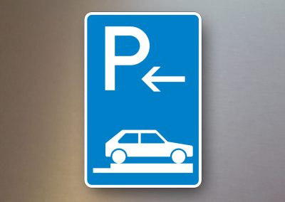 Verkehrsschilder-Parkplatzschilder-Parken-auf-Gehwegen-ganz-quer-zur-Fahrtrichtung-rechts-Anfang-315-86
