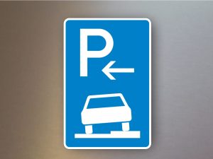 Verkehrsschilder-Parkplatzschilder-Parken-auf-Gehwegen-halb-in-Fahrtrichtung-rechts-Anfang-315-56