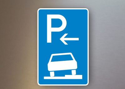 Verkehrsschilder-Parkplatzschilder-Parken-auf-Gehwegen-halb-in-Fahrtrichtung-rechts-Anfang-315-56