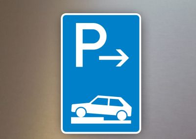 Verkehrsschilder-Parkplatzschilder-Parken-auf-Gehwegen-halb-quer-zur-Fahrtrichtung-links-Anfang-315-71