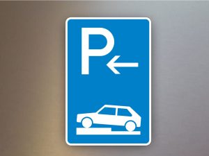 Verkehrsschilder-Parkplatzschilder-Parken-auf-Gehwegen-halb-quer-zur-Fahrtrichtung-links-Ende-315-72