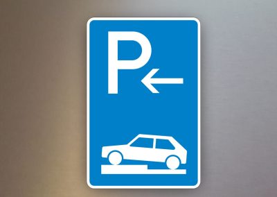 Verkehrsschilder-Parkplatzschilder-Parken-auf-Gehwegen-halb-quer-zur-Fahrtrichtung-links-Ende-315-72