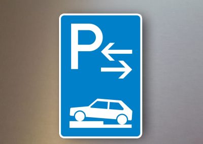 Verkehrsschilder-Parkplatzschilder-Parken-auf-Gehwegen-halb-quer-zur-Fahrtrichtung-links-Mitte-315-73