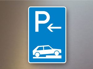 Verkehrsschilder-Parkplatzschilder-Parken-auf-Gehwegen-halb-quer-zur-Fahrtrichtung-rechts-Anfang-315-76