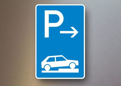 Verkehrsschilder-Parkplatzschilder-Parken-auf-Gehwegen-halb-quer-zur-Fahrtrichtung-rechts-Ende-315-77