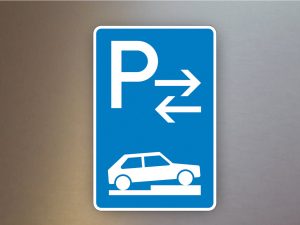 Verkehrsschilder-Parkplatzschilder-Parken-auf-Gehwegen-halb-quer-zur-Fahrtrichtung-rechts-Mitte-315-78