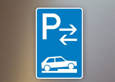 Verkehrsschilder-Parkplatzschilder-Parken-auf-Gehwegen-halb-quer-zur-Fahrtrichtung-rechts-Mitte-315-78