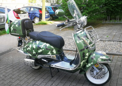 Motorroller-mit-einzelnen-Camouflage-Flecken-Aufkleber