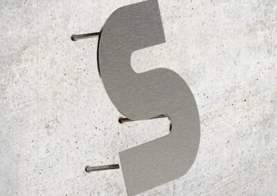 3d-Fraesbuchstaben-3mm-Edelstahl-Silberschliff-mit-Gewindebolzen-einzel-Buchstabe-Hoehe-150mm