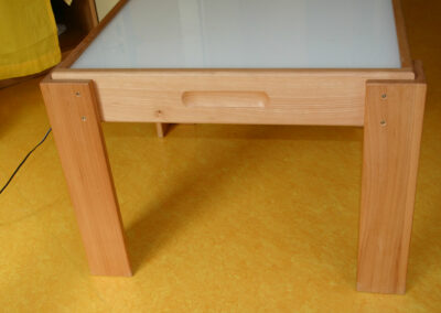 stabiler-Leuchtkasten-mit-Tisch-Holz-Tischlerarbeit