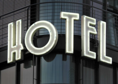 474-Hotel-sehr grosse-Leuchtreklame-LED-Leuchtbuchstaben