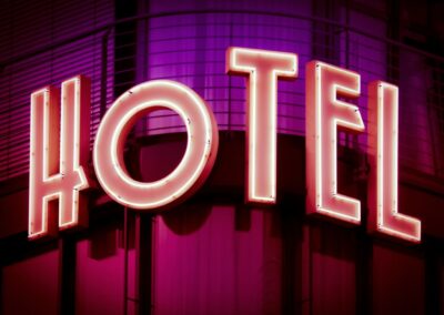 474-Hotel-sehr grosse-Leuchtreklame-LED-RGB-Licht