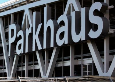474-Parkhaus-Werbung-mega-grosse-Leuchtbuchstaben