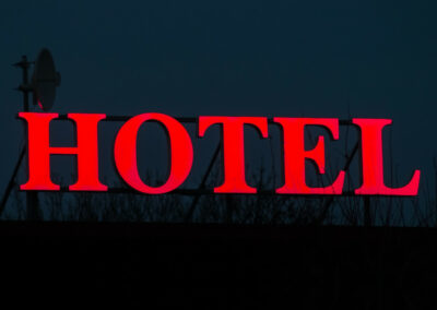 474-mega-grosse-Leuchtbuchstaben-Hotel