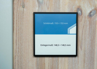 Schildersystem-6-Tuerschild 153x153mm-duenn 5mm Rahmen-Wandmontage