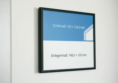 Schildersystem-6-Tuerschild duenner 5mm Rahmen_153x124mm