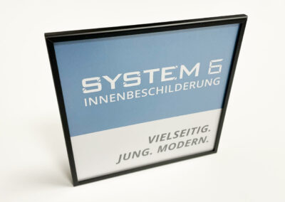 Schildersystem-6-Tuerschild-flacher- 5mm-Rahmen-schwarz-eloxiert