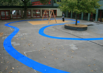 1017-Bodenmarkierung-Airless-Spruehverfahren-Linien-blau-Spielplatz