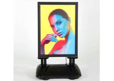 Kundenstopper-DIN-A1-LED-schwarz-Aussen-Outdoor-44mm-Rahmen-Batterie