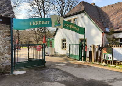 755-Torbogen-Einfahrt-Neubeschilderung-Landgut-Hofewiese-Dresden