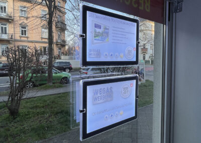 WG20259_LED_Displayrahmen_Innenraum-am-Tag