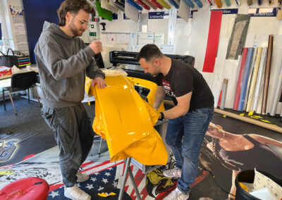 635-7-Autofolierung-Montageteam-Auto-kleben