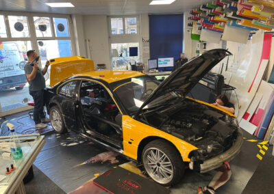 635-8-Autovollfolierer-Vollprofi-Carwrapping-Mitarbeiter