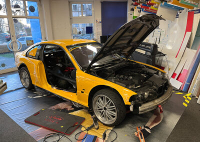 635-Fahrzeugvollfolierung-BMW-E46-Breitbau-Wegaswerbung-Werkstatt