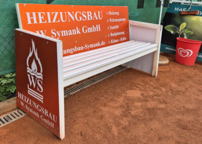 754-Sitzbank-Beschriftung-Tennisplatz-Weisser-Hirsch