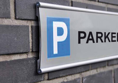 Parkplatzschild-schraeg-Adapterblech-Profil-silber-eloxiert