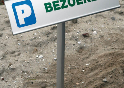 Parkplatzschild-schraeg-Ovalrohrpfosten-Erdnagel-Montage
