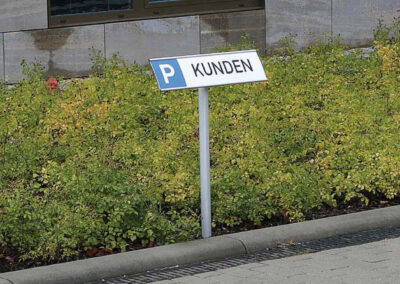 Parkplatzschild-schraeg-Ovalrohrpfosten-Erdspiess