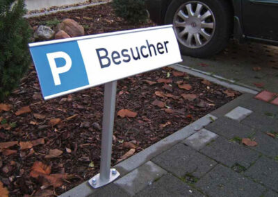 Parkplatzschild-schraeg-Ovalrohrpfosten-aufschrauben-aufduebeln