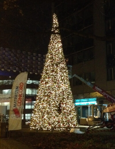 500-Mega-Weihnachtsbaum-12-Meter-Aufbau-Montage