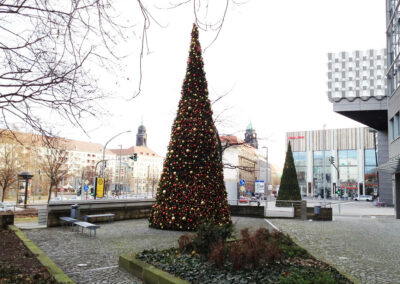 500-Riesen-Kunstweihnachtsbaum-Dresden-Altstadt