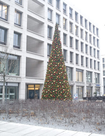 500-Riesen-Kunstweihnachtsbaum-Dresden-SAP-Haus