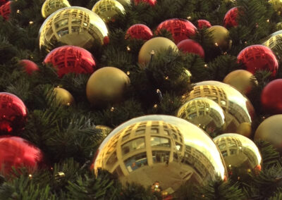 500-Weihnachtsbaum-grosse-Weihnachtskugeln-rot-gold-glaenzend