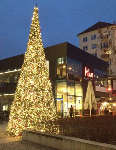 500-grosser-kuenstlicher-Weihnachtsbaum-12-Meter-beleuchted