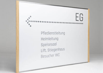 Infoschild-Holz-Eiche-Edelstahl-Acrylglas-Papiereinleger