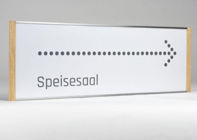 Wegweiser-Eichenholz-Edelstahl-Schildersystem-Wood