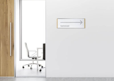 Wegweiser-Wandschild-Holz-Eiche-Edelstahl-elegant