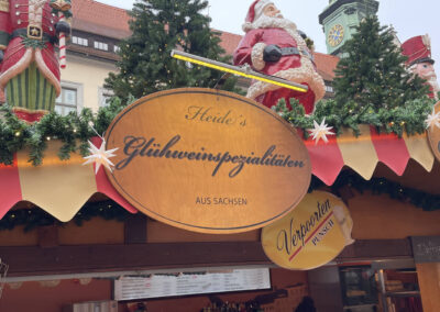 Lichtleiste-ultra-duenn-dezent-LED-Leuchte-gelb-Weihnachstmarkt