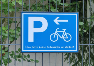 WG20495-Parkplatzschild-mit-Rahmen-50x20mm-RAL-Lackierung